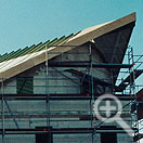 Detailfoto dakstoel – Constructie voor een autoshowroom